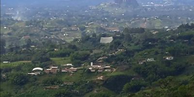 Espectacular finca independiente con un terreno de 20.390 mt2, terreno inclinado y semi inclinado, ideal para vivir y para sembrar, o para montar un proyecto turístico, cuenta con agua de quebrada, con una excelente vista a la piedra del Peñol, pertenece al Municipio del peñol, ubicado a 8 kms del parque de santuario, Antioquia.

Cerca de sitios turísticos como la cascada de Concordia a 10 minutos, glampings, casa de retiros espirituales.  
En la zona hay cuadrante de seguridad de la policía.
Acceso por el municipio de Santuario a 10 minutos por carretera pavimentada, o por el municipio del Peñol a 20 minutos por carretera destapada.