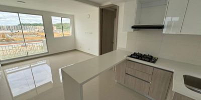 Apartamento para estrenar en arriendo. Ubicado en la zona norte de la ciudad de Cartagena, en conjunto residencial cerca a centro comercial Ramblas, playas de Manzanillo, proyecto con torres de 4 pisos, salón social para eventos, zonas verdes, zona de juegos infantiles, vigilancia privada, parqueaderos, sistema cerrado TV; El apartamento consta de balcón con vista externa, sala - comedor con excelente iluminación natural, cocina integral abierta, 2 habitaciones, 2 baños y excelentes acabados, Sector exclusivo de la ciudad, cercano a prestigiosa zona comercial, con droguerías, locales de moda, a pocos minutos de playas, aeropuerto y centro histórico de la ciudad.