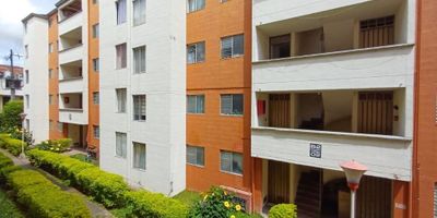 Cod. 95FR97693

Te presentamos este espectacular apartamento ubicado en la hermosa ciudad de Pereira, en la cálida y acogedora región de Risaralda. Con una área total de 70 M2, esta propiedad te ofrece todo lo que necesitas para vivir cómoda y tranquilamente.

Su construcción es de alta calidad, con un área construida de 70 M2 y un área privada de 70 M2 distribuidos en 3 amplias y luminosas alcobas, ideales para el descanso y la intimidad de tu familia. Además, cuenta con un moderno y funcional baño, perfecto para tus momentos de relax.

Este apartamento admite mascotas, así que no tendrás que preocuparte por dejar a tu fiel compañero fuera de casa. También cuenta con armarios empotrados y clósets, para que tengas suficiente espacio para guardar todas tus pertenencias de manera organizada.

En su interior, encontrarás una espaciosa y elegante cocina integral, equipada con todo lo necesario para preparar tus comidas favoritas. Está provista de agua, gas domiciliario, electricidad y un calentador que te garantizan confort en todo momento. Además, su suelo de cerámica y mármol le dan un toque de elegancia y facilidad de limpieza.

La zona de lavandería es perfecta para hacer esa tarea diaria de manera rápida y sencilla. Y si eres amante de los detalles, te encantará su encimera con lavaplatos, un sueño hecho realidad para muchos.

Este apartamento ha sido recientemente reformado, con acabados y detalles de primera calidad que te darán la sensación de estrenar una nueva propiedad. En su exterior, encontrarás un acceso pavimentado que te llevará a una moderna y completa área social, ideal para pasar momentos inolvidables en compañía de familia y amigos.

Nuestra propiedad está ubicada estratégicamente cerca de zonas urbanas y centros comerciales, para que no tengas que ir muy lejos para hacer tus compras o disfrutar de deliciosos restaurantes. También encontrarás colegios y universidades cercanas, ideales para tus hijos o si deseas cont