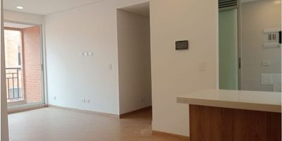 Código wasi 9597FR182. Este hermoso apartamento de 91 metros cuadrados está ubicado en la vibrante ciudad de Bogotá D.C., en una zona tranquila y segura de Cundinamarca. Con un área construida de 90,72 metros cuadrados y una privada de 84,24 metros cuadrados, esta propiedad ofrece suficiente espacio para una familia pequeña o una pareja que busque comodidad y funcionalidad en su hogar.

Al entrar a este acogedor apartamento, se puede apreciar una distribución inteligente de los espacios, aprovechando al máximo cada metro cuadrado. Cuenta con 2 amplias alcobas, cada una con su propio baño para mayor privacidad y comodidad. Además, el apartamento permite la entrada de mascotas, ideal para aquellos que no pueden separarse de sus queridos compañeros de cuatro patas.

La cocina, un espacio fundamental en cualquier hogar, es un encantador barra estilo americano que permite una interacción constante con los invitados mientras cocinas tus platillos favoritos. La cocina cuenta con una hermosa cocina integral, perfecta para almacenar y organizar todos tus utensilios de cocina. 

Uno de los puntos más destacados de este apartamento es su hermoso balcón, el lugar perfecto para relajarse y disfrutar de una vista panorámica de la ciudad. Además, cuenta con un armario empotrado y un vestidor en la recámara principal, brindando suficiente espacio para almacenar tu ropa y tus accesorios.

En cuanto a los acabados, este inmueble ha sido renovado con un piso laminado y pisos de madera, que le dan un toque elegante y sofisticado a todo el apartamento. También cuenta con una puerta de seguridad para mayor tranquilidad, y un sistema de intercomunicador para facilitar la comunicación con visitas o con otros residentes del edificio.

Además, este apartamento cuenta con diversas comodidades como una zona de lavandería, depósito, y una hermosa biblioteca/estudio, ideal para trabajar desde casa o para estudiar en un ambiente relajante. También incluye una sala de usos 