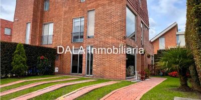 DALA Inmobiliaria vende acogedora casa conjunto residencial, con zona verde privada, tiene dos parqueaderos frente a la casa. El conjunto está localizado entrando a Cajicá, a 5 minutos de la zona central y comercial, la casa cuenta con la siguiente distribución: en el primer nivel sala con chimenea, comedor, cocina, depósito, baño social, en el segundo nivel una sala de TV, alcoba auxiliar, baño, alcoba principal con baño y vestier; en el tercer nivel una alcoba, el ambiente del conjunto es tranquilo, la casa cuenta con vista panorámica, un lugar para descansar y disfrutar del entorno natural. 

No dejes pasar esta oportunidad única de tener el hogar que siempre soñaste, Contáctanos ahora mismo y hagamos realidad tus sueños con DALA Inmobiliaria, Si estás buscando inmobiliarias en Cajicá, somos tu mejor opción. También manejamos Bienes Inmuebles en Chía y Cota. cod 1955 S-A
