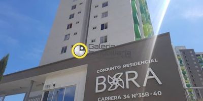 Apartamento en Arriendo en Girón - La Campiña, cuenta con 3 alcobas, 2 baños, sala-comedor, cocina semi-integral y zona de ropas. Adicionalmente, la Copropiedad dispone de ascensor, piscina de niños y adultos, cancha múltiple, parque infantil, salón comunal y parqueadero comunal.
