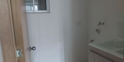 Apartamento en arriendo en Barranquilla, situado en el barrio Miramar, Atlántico. Este cómodo inmueble de 59 m², ubicado en el piso 2 del Conjunto Napoli, dispone de 3 habitaciones y 2 baños, ideal para quienes buscan vivir en una zona con facilidad de acceso a servicios. El apartamento, de estrato 4, ofrece un canon de arriendo de $1.900.000. Aunque no incluye parqueadero asignado, la propiedad está en un sector de Barranquilla bien conectado. Para conocer más sobre este apartamento en arriendo en Miramar, puede ver opciones de WhatsApp, solicitar que le contacten o ver teléfonos.