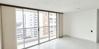 ¡Bienvenido al apartamento de tus sueños! Este acogedor y luminoso apartamento de 3 habitaciones y 2 baños te espera con todas las comodidades que necesitas. Disfruta de su amplia sala-comedor con vista exterior, cocina integral tipo americano y zona de ropas. Además, cuenta con un estudio ideal para trabajar desde casa y un balcón para relajarte al aire libre. Con acceso para discapacitados, ascensor y vigilancia privada las 24 horas, tendrás la tranquilidad que buscas. No te pierdas la oportunidad de disfrutar del gimnasio, la piscina y la zona infantil. ¡Agenda tu visita ya y haz de este lugar tu nuevo hogar!