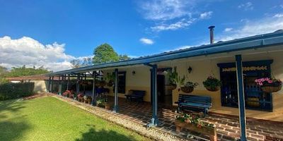 Finca amoblada independiente ubicada en pontezuela, cuatro alcobas, tres baños, salón comedor con chimenea, amplios corredores y ambiente muy campestre y tranquilo. Se puede rentar sin muebles en $4.300.000. El arriendo incluye el mantenimiento de la zona verde. Código Abad Faciolince FIN2001, asesor Santiago Arroyave con celular 315 502 2257.