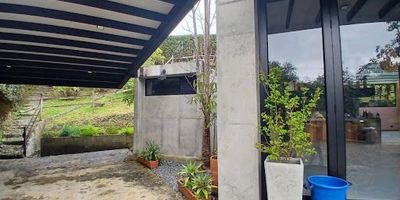 Arrienda casa de 246 m² de área construida y 1,518 m² de área privada. consta de sala-comedor, cocina integral abierta con gas de red, una alcoba, dos baños, y garaje descubierto con cuarto útil para tres vehículos. tiene baño y alcoba de servicio, biblioteca, chimenea, pisos en cerámica, y acceso a zonas verdes. Código Abad Faciolince CAS2388. Asesor Katherine Ramírez 3127576547.

