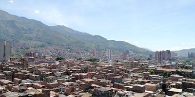 Apartamento para estrenar ubicado en punto estratégico de Bello, con salida a Santa Ana, Autopista Norte y Fabricato. Espacio distribuido en cocina integral abierta, salón comedor con estudio y closet de lino, tres alcobas cada una con closet, baño social, baño principal y balcón con buena vista panorámica. Unidad con zonas comunes completas. Código de Abad Faciolince APA9038. Asesor Mauricio Correa 3127578505.