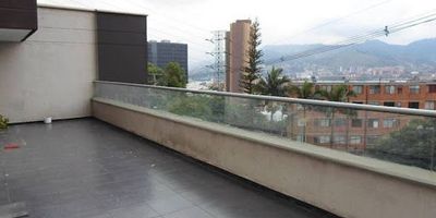 Apartamento disponible para arriendo en loma del indio, el poblado. cuenta con un área total de 157 m distribuidos en salón comedor, cocina integral abierta con gas de red, tres alcobas, dos baños, balcón grande, zona de ropas, calentador de agua, pisos en cerámica y parqueadero doble lineal para dos vehículos con acceso a un cuarto útil. está ubicado en unidad cerrada con portería y vigilancia las 24 horas, y acceso a diferentes zonas comunes tales como ascensor, piscina, salón social, turco, juegos infantiles y gimnasio. Código de Abad Faciolince APA9046. Asesor Edison Cano 3016899366.
