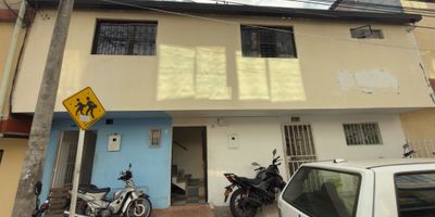 vendo apartamento ubicado en el barrio caldas su acceso es vehicular se encuentra en un piso 2 tiene sala comedor cocina semi integral patio de ropas tres habitaciones y un baño al ingreso tiene espacio para guardar una moto la ubicacion de esta propiedad es lo mejor estara cercas a plaza satelite centro comercial cacique colegios parques entre otros trasnporte publico cercano y comodas vias de acceso