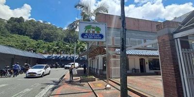 Local disponible para arriendo en san diego, el poblado. cuenta con un área total de 50 m. excelente ubicación en punto comercial estratégico está ubicado en centro comercial con fácil acceso a transporte público y vías principales, además de alto flujo peatonal. el interior del local cuenta con techo plano, un baño social y diseño uniforme y puertas de entrada en vidrio ideal para múltiples establecimientos.. Código de Abad Faciolince LOC821. Asesor Edison Cano 3016899366.