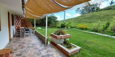 Apartamento campestre muy bien ubicado en la vereda El Tablazo, a dos minutos del D1. Son dos alcobas, un baño, salón comedor, zona de ropas, terraza y zona de parqueo. Código Abad APA7957, SIMI 585-28628, asesor Santiago Arroyave cel. 315 502 2257. 