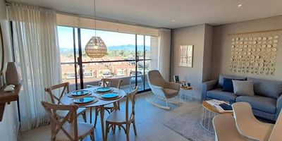 Moderno apartamento amoblado de 1 alcoba y 2 baños, con diseño funcional y elegante. cuenta con sala-comedor, cocina completamente equipada y balcón con excelente vista. ubicado en zona segura y de fácil acceso, cerca de restaurantes, supermercados y transporte público. ideal para ejecutivos o parejas. Código Abad Faciolince AMO8208. Asesor Santiago Arroyave 3155022257.