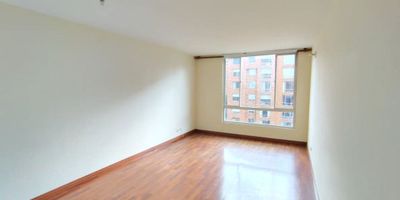 Lindo apartamento de 70 M2, ubicado en piso 6, de vista interior con muy buena iluminación natural, cuenta con sala comedor, tres alcobas con closet, pisos laminados, dos baños, cocina integral a gas, garaje doble en linea cubierto privado. El conjunto cuenta con salón comunal, parque infantil, vigilancia 24/7, citófono, ascensor y CCTV. Cerca a la Fiscalía, Avenida Esperanza, Avenida Calle 26, Centro Comercial Gran Estación, zona residencial.