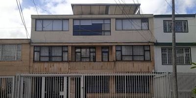 Hermoso apartamento en segundo piso con 215 m2, ubicado en el barrio JJ Vargas. Ubicado cerca al parque Simón Bolívar, parque de los novios, complejo acuático.