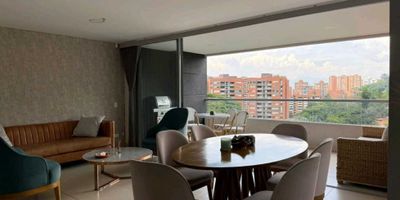 Te presento este hermoso apartamento ubicado en una de las mejores zonas de Envigado, un inmueble que cuenta con todo lo que necesitas para vivir con comodidad y estilo. Con una amplia área de terreno de 150.0 y un área construida de 150.0, este apartamento ofrece un espacio amplio y funcional para ti y tu familia.

En su interior encontrarás 3 cómodas alcobas y 4 baños, lo que garantiza privacidad y confort para todos los miembros de la familia. Además, cuenta con características internas que harán de tu vida más práctica y placentera, como la posibilidad de tener mascotas en casa, un balcón con una vista panorámica impresionante, baño auxiliar en cada habitación, una biblioteca/estudio para trabajar o estudiar desde la comodidad de tu hogar, y clósets amplios para almacenar todo lo que necesites.

La cocina de este apartamento está completamente equipada con electrodomésticos modernos y de alta calidad, cuenta con una cocina integral y calentador de agua. Además, tiene acceso a servicios básicos como electricidad, gas domiciliario e internet, para que puedas disfrutar siempre de la máxima comodidad en tu hogar.

En cuanto a su ubicación, este inmueble se encuentra en una zona privilegiada de la ciudad, cerca de áreas turísticas, centros comerciales, jardines y colegios, restaurantes, colegios y universidades. Además, cuenta con excelentes vías de acceso pavimentadas, lo que garantiza una movilidad fluida y segura.

Este apartamento se encuentra en una urbanización cerrada con vigilancia permanente, lo que te brindará la tranquilidad y seguridad que necesitas para vivir en familia. En su exterior, podrás disfrutar de las zonas verdes y deportivas, así como de un gimnasio para mantenerte en forma, y parqueadero para tus visitantes. También podrás disfrutar de hermosas vistas a la montaña y la luz natural en la mañana y en la tarde.

No pierdas la oportunidad de vivir en este apartamento de ensueño, en una zona campestre rodeada de n