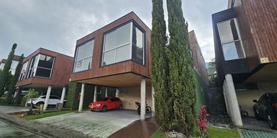 Codigo 29006. Características: • 3 habitaciones (todas con vestier y baño privado) • Alcoba de servicio con baño completo • 5 baños en total • Sala-comedor amplia • Biblioteca o estudio independiente • Cocina abierta integral con cubierta a gas y campana • Mesón en granito • Zona de ropas y patio interior • Parqueadero doble lineal (hasta 4 vehículos) Descripción: Vive la exclusividad y el confort en esta espectacular casa en Altos de Zuñiga, un sector residencial de alto nivel en Envigado, reconocido por su tranquilidad, cercanía a la zona campestre y excelentes vías de acceso. La propiedad ofrece amplios espacios iluminados, una distribución funcional y acabados de calidad como pisos en madera laminada y cerámica. Ideal para familias que buscan privacidad, comodidad y un entorno natural sin alejarse del sector urbano.Entorno: Ubicada cerca de Super Bowling, la Transversal Intermedia, colegios y centros comerciales. A pocos minutos del Mall Terracina Plaza y City Plaza, con fácil conexión hacia El Poblado y el centro de Envigado.Zonas comunes: Unidad cerrada con portería 24 horas, parque infantil y cancha múltiple.Nota: Incluye parqueadero doble lineal. Se aceptan mascotas.