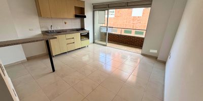 apartamento disponible para arrendar en Sabaneta. sector parque principal. Cuenta con un área de 68 mts2. 2 habitaciones con closet, 2 baños cabinados, Cocina integral con barra, Sala comedor, Balcón, Zona de ropas. piso 7 con ascensor, estrato 3, excelente ubicación