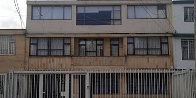 Hermoso apartamento en tercer piso con terraza BBQ, ubicado en el barrio JJ Vargas. Ubicado cerca al parque Simón Bolívar, parque de los novios, complejo acuático.