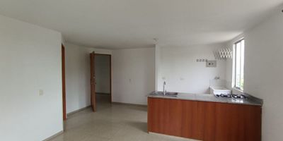 Apartaestudio ubicado al norte de la ciudad, con 45 M², consta de sala-comedor, una alcoba con closet y baño, cocina semi integral a gas, zona de ropas. Servicios incluidos
