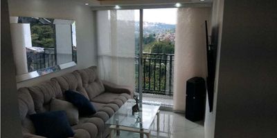  Este apartamento en venta se encuentra ubicado en una de las zonas de más alta valorización de Manizales, en una urbanización cerrada que brinda seguridad y exclusividad a sus residentes. Con una extensión de terreno de 54 metros cuadrados y una construcción de 54 metros, esta propiedad cuenta con una distribución equilibrada y bien aprovechada.

 Sus 3 habitaciones y 2 baños, incluyendo uno en la habitación principal, ofrecen comodidad y espacio para toda la familia. Además, cuenta con una moderna cocina integral tipo americana, perfecta para compartir momentos únicos mientras preparas deliciosas comidas. El apartamento también cuenta con un balcón con una excelente vista panorámica.

 Una de las mayores ventajas de este inmueble es que es apto para mascotas, permitiendo que tu amigo peludo sea parte de tu hogar. También cuenta con doble ventana para una mayor privacidad y aislamiento del ruido exterior. Además, sus acabados de lujo, el calentador, el extractor y los clósets en cada habitación, son detalles que denotan calidad en cada detalle.

 En cuanto a características externas, esta propiedad te ofrece acceso pavimentado para un fácil desplazamiento, un área social para compartir con amigos y familiares, ascensor para una mayor comodidad, y garaje propio, además de parqueadero para visitantes.

 La ubicación de este apartamento te permitirá estar cerca de jardines y colegios para el disfrute de tus hijos, así como de restaurantes y tiendas de barrio para tus necesidades diarias. También cuenta con circuito cerrado de televisión y vigilancia para una mayor tranquilidad, y acceso para personas con discapacidad.

 La luz natural iluminará tus mañanas y tardes en este apartamento, y en caso de fallas eléctricas, podrás contar con una planta eléctrica para tu total tranquilidad. La urbanización cuenta, además, con garita de entrada y portería/recepción, permitiendo que siempre te sientas seguro.

 Por último, este apartamento en