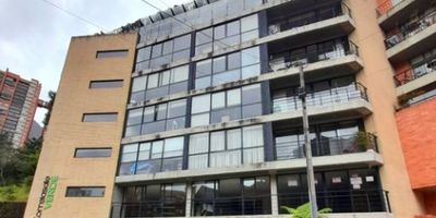 La propiedad en venta se encuentra en la Torre la Salle Verde, ubicada en Chapinero, en Bogotá D.C. El apartamento está en el sexto piso y cuenta con una habitación, un baño, una cocina integral, balcón, zona de ropa, closets, buen acceso, escuelas cercanas, zonas verdes y es apto para mascotas. Tiene una superficie total y techada de 62 metros cuadrados. Además, incluye un espacio de estacionamiento. La propiedad está en buen estado y ofrece una excelente ubicación en Chapinero, con fácil acceso a servicios y áreas verdes. DCB-794 
