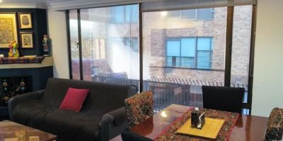 ?✨ ¡En venta! Edificio Real

? Chicó Norte – Bogotá

 

Este inmueble cuenta con:

?️ 2 habitaciones

? 2 baños

?️ 1 estudio

? 1 parqueadero

? 69.8 m² construidos (69 m² cubiertos)

? Construcción: 1994

⬆️ Ubicado en 3er piso con ascensor

? Paneles solares

? Calentador de agua

? Administración: $990.000

? Estado: Bueno

? Dirección: Calle 93 Bis #19-72

✅ Una excelente opción en una de las zonas más exclusivas de Bogotá. Perfecto para quienes buscan comodidad, ahorro energético, ubicación privilegiada y una gran inversión.

#EnVenta #Bogotá #ChicóNorte #ApartamentoEnVenta #TámesisReal #InmueblesBogotá #PanelesSolares #ViviendaSostenible #OportunidadInmobiliaria

¿Quieres que ahora te arme una versión más “verde y sostenible” enfocada en resaltar los paneles solares y

En venta este edificio ubicado en Chicó Norte, Bogotá. Con 2 habitaciones, 2 baños y 1 parqueadero. Con una superficie total de 69.8 m², construido en 1994. Se encuentra en el 3er piso con ascensor. El costo de administración es de $990.000. La propiedad está en excelente estado y se ubica en una zona exclusiva de la ciudad. Perfecta para aquellos que buscan comodidad, ubicación privilegiada y una inversión rentable. No pierdas la oportunidad de adquirir este inmueble en el Edificio Támesis Real.  DCV-032 
