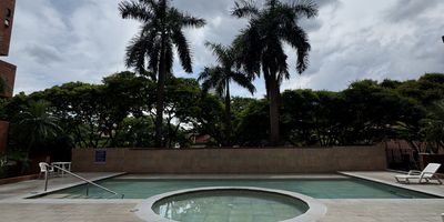 Amplio apartamento ubicado en un segundo piso, muy iluminado y ventilado todo el dia, cuenta con dos parqueaderos privados en sotano, 2 ascensores en la torre, amplia sala comedor con un gran balcon que da hacia el exterior, cocina integral totalmente nueva, zona de oficios y lavanderia, calentador de agua, cuarto del servicio con bano propio, hall de tv o estudio, dos habitaciones auxiliares con closet compartiendo bano con ducha, habitacion principal con balcon y aire acondicionado, walking closet nuevo, el apto se encuentra en muy buenas condiciones listo para ser habitado, contrato directo con el dueno, facil documentacion