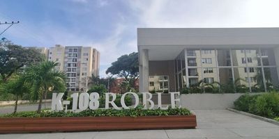 Vive la experiencia de confort en este hermoso apartamento en el barrio Bochalema, ubicado en un noveno piso. Sus acabados y la excelente vista hacen de este espacio el lugar ideal para disfrutar.
Al ingresar, te recibe una acogedora sala comedor con acceso al balcón, perfecta para disfrutar de la vista panorámica. Su cocina estilo americana, con baño social, estar de TV, hall de alcobas y dos habitaciones: una con closet y la principal con vestier y baño. Dispone de una zona de oficios con lavadero de ropa y punto para lavadora.
Incluye parqueadero propio para un vehículo.
El conjunto ofrece portería y vigilancia 24/7, piscinas, gimnasio completamente dotado, zona infantil y salón social, ideales para disfrutar.
Su ubicación es privilegiada, cerca al sector universitario, supermercados, parques y con excelentes vías de acceso y transporte público cercano, lo que asegura conveniencia en tu día a día.
Contáctanos y agenda tu visita hoy mismo. ¡Tu nuevo hogar te está esperando!