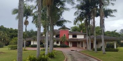 ¡ESPECTACULAR CASA CAMPESTRE COMERCIAL EN ARRIENDO! Se arrienda espectacular propiedad campestre de dos niveles, ubicada en un sector tranquilo y privado, perfecta para desarrollar proyectos comerciales, empresariales o institucionales en un entorno natural único. El inmueble cuenta con un lote de 13.000 m2 rodeado de amplias zonas verdes y una construcción de 1.080 m2 con excelentes acabados, amplios espacios y una distribución ideal para oficinas, sede corporativa, centro de eventos, restaurante campestre, spa, clínica de bienestar o centro educativo. Su arquitectura combina elegancia, confort y funcionalidad, con áreas sociales amplias, terrazas con vista al verde, cocina equipada, zonas de servicio y cómodos parqueaderos. Un lugar privilegiado para desarrollar tu negocio en un entorno natural, tranquilo y con total privacidad.