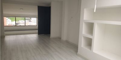 Apartamento dúplex en arriendo en Palermo

Ideal para familias que buscan amplitud y una ubicación privilegiada en Manizales. Este apartamento en el sector de Palermo ofrece espacios generosos y comodidades exclusivas en un piso 6 con ascensor.

 

Conoce tu nuevo hogar

En el primer nivel encontrarás una cocina integral abierta hacia la sala y el comedor. También cuenta con zona de lavandería, cuarto útil, una habitación, un estudio y un baño social.

El segundo nivel dispone de tres habitaciones y un baño social. La habitación principal es un espacio destacado con walking clóset, baño privado, sauna y turco para tu relajación.

La propiedad incluye calentador, gas domiciliario, clósets y elegantes suelos de cerámica y mármol. Además, admite mascotas.

 

Un sector estratégico

Este apartamento en Palermo te sitúa cerca de todo. Tendrás fácil acceso a centros comerciales, colegios, universidades y parques cercanos.

La zona cuenta con acceso pavimentado, transporte público a la mano y garaje privado. El edificio también ofrece una terraza.

Contáctanos

¿Te imaginas viviendo aquí? Agenda tu visita. Escríbenos ahora a nuestra línea de WhatsApp y descubre todos los detalles de esta propiedad.


