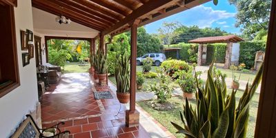 En venta, casa campestre estrato 3 con 4 habitaciónes,  3 baños  y parqueaderos,  Con un área de amplia zona verde, y cocina equipada. Construcción reciente, con acabados rusticos . interiores amplios y luminosos. Ideal para vivienda o inversión. Uso de suelo residencial. ¡Contáctanos para más información y agendar una visita!