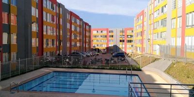 ¡Increíble apartamento en venta en Piedecuesta! ? Este acogedor Apartamento esta ubicado en piso bajo, cuenta con 3 habitaciones, 2 baños completos y una cocina semintegral. Tiene una ubicación privilegiada en un conjunto cerrado con piscina y salón comunal. Cerca al centro Comercial de la Cuesta.  ¡No te pierdas la oportunidad de vivir en este lugar lleno de comodidades! ? ¡Contáctanos para más información! ? #Venta #Apartamento #Piedecuesta