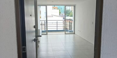 Se vende apartamento en edificio barrio Bolívar con las siguientes características: ?Área 86,64 m2 ?Piso 6 ?Ascensor? 3 habitaciones ?2 baños ? Sala-comedor ?Cocina integral ?Hall de tv ?Balcón?Parqueadero cubierto?Zona social (salón social, gimnasio, zona BBQ, juegos infantiles)