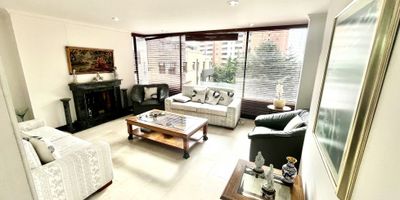 VISTE EL VIDEO? .....EXTERIOR, CINCO MINUTOS A PIE DE USAQUEN, CONJUNTO CERRADO, ESTAR TV, sala, chimenea, ESTUDIO, CUARO Y BAÑO DE SERVICIO, VISTA VERDE, amplio deposito, zonas con parque, zonas verdes, juegos infantiles, salon para peques, dos salas de juntas, co-working - gimnasio, salon aerobicos, parqueaderos visitantes, sauna, turco, squash, sala conductores, salones comunales, cancha tenis polvo ladrillo, futbol, seguridad, planta electrica suplencia total, CCTV. Zona BBQ. 

VALOR INCLUYE ADMN
