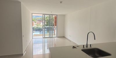 Se vende apartamento en Conjunto Bellfort con las siguientes características:
?Área: 95.60 m2 ?Piso alto medio ?3 habitaciones ( habitación principal amplia) ?2 baños ?Sala -comedor ?Cocina integral ?Zona de ropas ?Hall t v. ?Balcón con BBQ?Parqueadero ? Bodega ?Zona social completa ( piscina adultos/piscina de niños, salón social, juegos infantiles, cancha múltiple, sauna, zona de bicicletas para niños, teatrino, sala de juntas, guardería, terraza, zona de juegos de adultos, sala de videojuegos.)