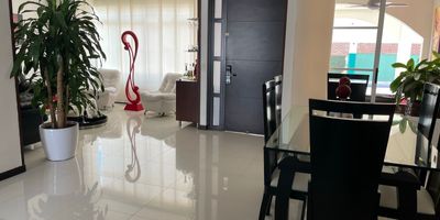 Venta de casa en el Conjunto Residencial La Toscana del Condominio Mediterrané con las siguientes características:
Tiene más de 230 metros2 en 3 pisos: 
*Primer piso:* ?Sala de recibo.?Sala -comedor?Baño auxiliar?Sala de TV?Cocina integral ?Zona de ropa?Habitación de servicio con baño, bodega y patio  con pergola semi cubierto?2 parqueaderos cubiertos frente a la casa.
*Segundo piso*?3 habitaciones con closet?Habitación principal con baño y balcón cubierto con vista a la naturaleza?Baño auxiliar?Zona de TV o de oficina.
*Tercer piso (altillo)* ?Amplio espacio que puede ser usado como habitación u oficina, cuenta con baño y dos bodegas amplias.
Valor negociable