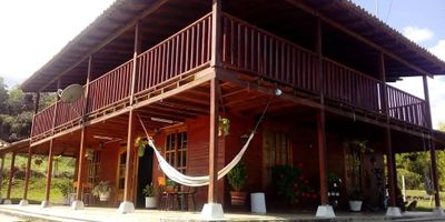 VIVE EL ENCANTO Y LA EXCLUSIVIDAD DEL LAGO CALIMA EN ESTA ESPECTACULAR FINCA FINCA TIPO CHALET

A SOLO 5 MINUTOS DEL PUEBLO

Lote de 3.000 metros cuadrados 
Casa tipo chalet de 167 metros cuadrados 
2 apartamentos de 60 metros cuadrados en obra gris

La casa cuenta con :
4 habitaciones 
4 baños 
Sala comedor 
Cocina abierta y amplia
Corredores 
Parqueadero

Disfruta de un entorno rodeado de naturaleza, con vistas panorámicas y acabados campestres, ideales para el descanso, la inversión o el turismo.

Ideal como residencia, refugio para descanso o proyecto turístico rentable. ¡Vive o invierte en un paraíso natural, contáctanos para conocer esta exclusiva oportunidad!