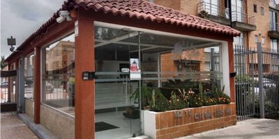 Te presentamos esta hermosa casa ubicada en Mosquera, Cundinamarca, con una impresionante área de terreno de 94 m2, perfecta para aquellos que buscan un hogar amplio y cómodo. La casa cuenta con una construcción de 94 m2, y una distribución inteligente que permite aprovechar al máximo cada rincón, lo que se traduce en una privacidad de 94 m2. Sin duda, una excelente oportunidad para adquirir una propiedad en una de las zonas más prometedoras del país.

Este maravilloso hogar cuenta con 4 acogedoras alcobas, ideales para acomodar a toda la familia y recibir invitados. Además, posee 3 baños, uno de ellos en la habitación principal, que te brindará la comodidad y privacidad que mereces. Con un garaje incluido, no tendrás que preocuparte por buscar estacionamiento en la zona.

En el interior de la casa, podrás disfrutar de un amplio balcón donde podrás tomar un respiro y apreciar las vistas a los hermosos alrededores. También, cuenta con un baño auxiliar, ideal para cuando tengas visitas, y un estudio-biblioteca perfecto para trabajar desde casa o para los amantes de la lectura.

La cocina es uno de los lugares más importantes de una casa y esta no es la excepción. Totalmente integral, con clósets y un práctico horno para preparar los más deliciosos platos. Además, cuenta con una doble ventana que permite una excelente iluminación y ventilación natural. Y para las noches frías, podrás encender la chimenea y disfrutar de una noche cálida y acogedora.

Este maravilloso inmueble también cuenta con una amplia área social, perfecta para compartir en familia o con amigos. Además, se encuentra en una ubicación privilegiada, cercana a centros comerciales, colegios y universidades. Y para mayor comodidad, posee un garaje y parqueadero para visitantes, así como fácil acceso a transporte público. Todo dentro de una urbanización cerrada con vigilancia las 24 horas.

Y como si esto fuera poco, también cuenta con canchas de baloncesto y fútbol, 