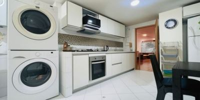 "Descubre la elegancia y comodidad en este exclusivo apartamento de 3 habitaciones y 3 baños ubicado sobre el parque el Virrey. Con 113 metros cuadrados, este espacio ofrece un ambiente amplio y acogedor para toda tu familia. Las habitaciones son amplias y luminosas, y la habitación principal y la sala cuenta con una vista impresionante al parque El Virrey. La sala también es muy iluminada, lo que la hace perfecta para disfrutar de momentos en familia o con amigos. Además, el apartamento cuenta con 1 parqueadero para tu conveniencia. La entrada al edificio es fácil y accesible, ya que se encuentra ubicada en la autopista norte, lo que te permite llegar rápidamente a cualquier lugar de la ciudad. ¡No dejes pasar esta oportunidad de hacerlo tuyo!" DCO-414 
