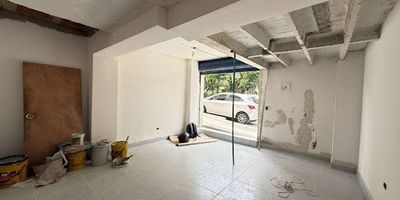 Local en arriendo en Francisco Antonio Zea, con espacio abierto, un baño y red de gas. Ideal para adecuar según las necesidades de su negocio y comenzar a generar ingresos rápidamente.

Ubicado frente al parque San Francisco Antonio Zea, en zona comercial, a una cuadra de la avenida Sesenta y cinco y a dos cuadras de la zona comercial de la Sesenta y ocho, con excelente acceso a transporte público. Contáctenos en Epicasa para más información.