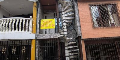 Vendo casa en el barrio Vallado al Oriente de Cali, cerca a la avenida ciudad de Cali, el polideportivo, colegios, supermercado y acceso a transporte publico.
3 pisos terminan en techo
Vehicular 
Area 68 mts 

Consta: primer piso: sala, comedor, cocina, 1 baño, 2 habitaciones  y zona de oficio.
Segundo piso: sala, comedor, cocina, 1 baño, 2 habitaciones  y zona de oficio.
Tercer piso: sala, comedor, cocina, 1 baño, 2 habitaciones  y zona de oficio.

Valor de venta: 210 millones negociables.

Generando rent: 1.500.000 mensuales.

Solo pago de contado / no creditos / no bancos