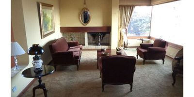 Excelente apto piso 8 exterior, 255 m2, para REMODELAR TODO, al entrar encontramos la sala con chimenea, el comedor independiente, estudio, una amplia cocina cerrada con área de ropas, cuarto y baño de servicio. Hall de alcobas el cual nos dirige al área de estar hacia las 3 alcobas, donde dos comparten baño y la principal con baño y vestier. Tiene dos garajes independientes y depósito.