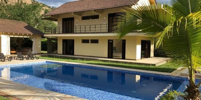 Linda y cómoda casa de recreo ubicada en Apulo, conjunto puente de piedra consta de amplia sala abierta con comedor en un solo ambiente, techos altos que la hacen muy fresca, amplia cocina independiente con isla de muy buen tamaño y totalmente dotada. 6 habitaciones amplias con baño privado, gran piscina, jacuzzi independiente, zona de bbq de leña con un comedor auxiliar muy agradable, 4 garajes cubiertos y linda vista hacia las montañas. Servicio de televisión por cable. El conjunto cuenta con canchas de tenis.