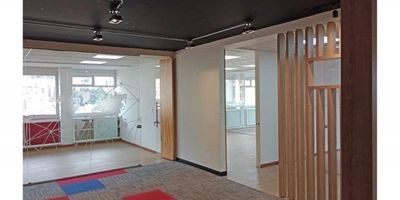 Disfruta de una impresionante vista panorámica de 360 grados e iluminación natural que realza sus amplios espacios. Oficina en el piso 14 con área de 525 m², ubicada en el corazón del Centro Internacional Bavaria, en un edificio de 29 pisos y dos sótanos, situado estratégicamente cerca de bancos, restaurantes, oficinas gubernamentales, etc., con accesos rápidos a través de las principales vías como la Carrera 7 y la 26, la Calle 32 y la Avenida Circunvalar. El piso tiene batería de baños. Dispone de 3 parqueaderos con matriculas independientes que se venden por separado.