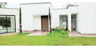 Código 959FR9794

VENTA DE CASA CAMPESTRE – VÍA CIRCASIA - ARMENIA

Descubra el encanto del Quindío en esta exclusiva casa campestre, ubicada en conjunto residencial, seguridad permanente, a 10 minutos de Armenia. 

Área : 330 m², con apenas 1 años de construida, totalmente lista para habitar, con papeles al día, libre de deuda

Distribución y características:

Sala-comedor muy amplia, con ventanales de piso a techo.

Cocina abierta tipo americano.

Zona de ropas independiente.

4 habitaciones, Habitación principal con Walking closet (vestier), baño privado

3 Baños sociales.

Casa Unifamiliar

Parqueadero 

Jacuzzi, Hall abierto, zona verde 

? Ubicación estratégica: Un hogar perfecto para quienes buscan tranquilidad, naturaleza y confort en un mismo lugar, con una ubicación estratégica cerca de la ciudad y rodeado del paisaje cultural cafetero, zona de alta valorización.

? ¡No esperes más!

Agenda tu visita hoy mismo y déjate enamorar por este espacio listo para vivir.

? Precio de oportunidad.
