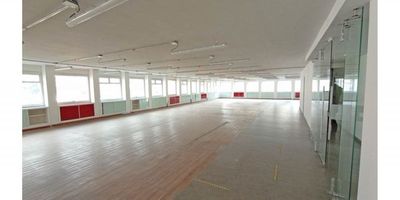 Disfruta de una impresionante vista panorámica de 360 grados e iluminación natural que realza sus amplios espacios.  Oficina en el piso 13 con área de 525 m², ubicada en el corazón del Centro Internacional Bavaria, en un edificio de 29 pisos y dos sótanos, situado estratégicamente cerca de bancos, restaurantes, oficinas gubernamentales, etc., con accesos rápidos a través de las principales vías como la Carrera 7 y la 26, la Calle 32 y la Avenida Circunvalar. El piso tiene batería de baños. Dispone de 3 parqueaderos con matriculas independientes que se venden por separado.