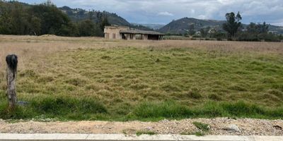 VENDO LOTES!!!!!!!!  DESDE $95.000.000 - DEPENDIENDO UBICACIÓN - CON ÁREAS ENTRE 1.125 MTS2 HASTA 1.300 MTS2.  RODEADOS DE VERDE , RÍO Y HERMOSAS MONTAÑAS .   PUNTO CENTRAL PARA TODO EL EJE TURÍSTICO BOYACENSE  - URBANIZACION CAMPESTRE A MENOS DE 1 KILÓMETRO DEL PUEBLO DE TUTA CON RONDA DE RÍO -  EL PROYECTO TIENE ACUEDUCTO Y ALCANTARILLADO.  PARA LA ACOMETIDA DE LUZ, AGUA Y GAS EL PUNTO PASA POR FRENTE AL CONDOMINIO. JEANNETTE P