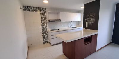 excelente apartamento con buenos espacios y ubicación