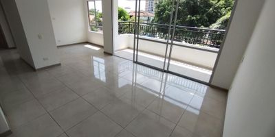 ALQUILER: apartamento en prados del norte octavo  piso, cuenta con sala, comedor, cocina, zona de ropas, calentador de agua, amplio balcon con hermosa vista, dos cuartos con closet, el principal con baño, otro baño social completo, parqueadero privado en sotano. la unidad cuenta con piscina para adultos y niños, cancha multiple, gimnacio, salon social, turco, jacuzzi, zonas verdes. INFO: 3112405041 JOHN JAIRO MONTOYA