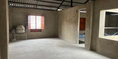 Espectacular casa esquinera comercial totalmente renovada, con 3 locales comerciales uno de ellos de 97 metros cuadrados, una propiedad que ofrece flexibilidad y ubicación estratégica para cualquier proyecto de alto impacto en la ciudad. Estos locales se encuentran en una zona de alta visibilidad, asegurando un flujo peatonal y vehicular constante. Disponible para múltiples usos como salud (ips), gastronomía, Deportes y Bienestar, oficinas corporativas o entidades públicas, grandes cadenas o bodegaje comercial. Ubicado cerca del parque principal de Zipaquirá y el parque de la independencia, con fácil acceso al transporte público